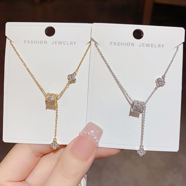 Collar con colgante de trébol y barril