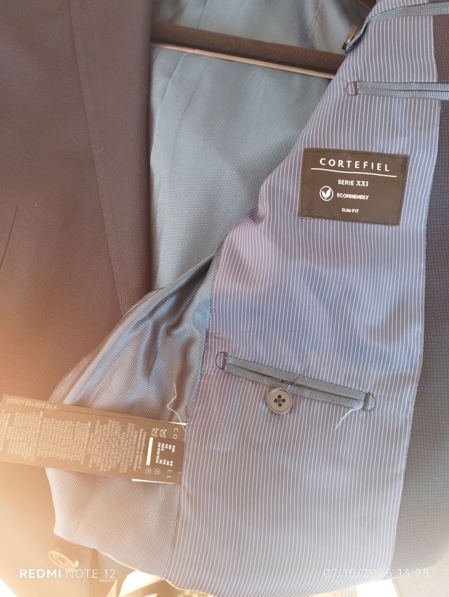 Traje de chaqueta y pantalón azul. Un solo uso.