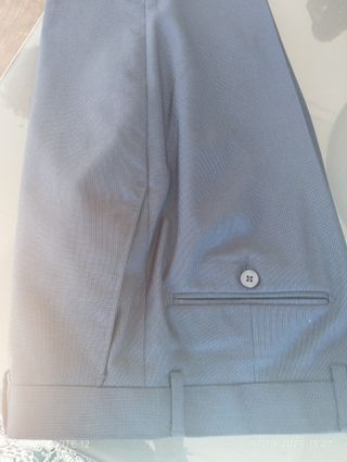 Traje de chaqueta y pantalón azul. Un solo uso.