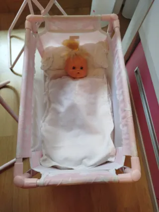 Cuna de muñeca rosa