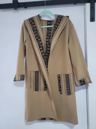 Chaqueta antelina con capucha y bolsillos
