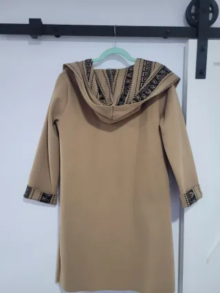 Chaqueta antelina con capucha y bolsillos