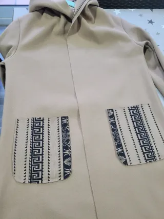Chaqueta antelina con capucha y bolsillos