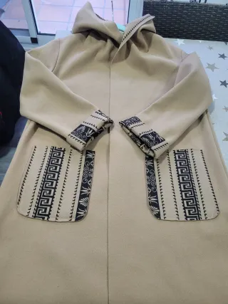 Chaqueta antelina con capucha y bolsillos