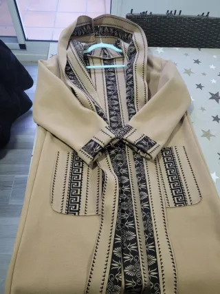 Chaqueta antelina con capucha y bolsillos