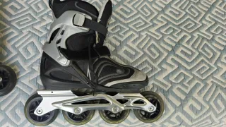 Patines en línea plateados y negros