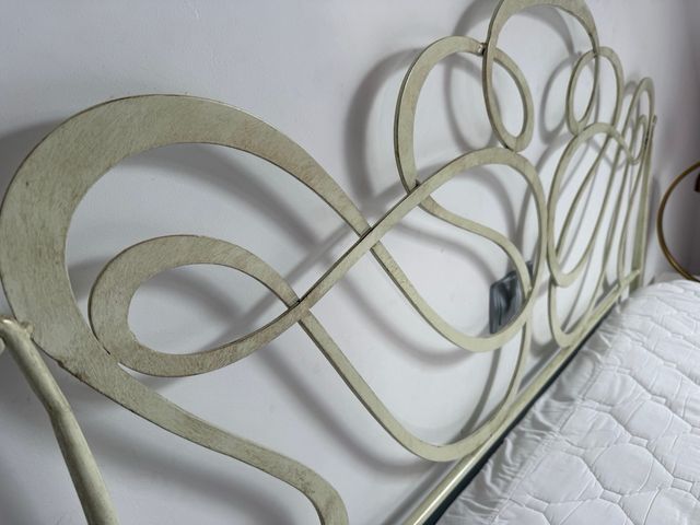 Estructura de cama con colchón de 150