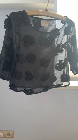 Blusa negra con flores