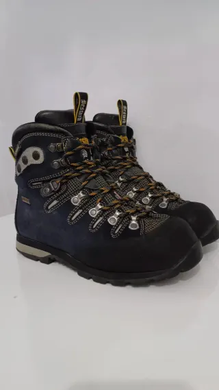 Botas de montaña Bestard azules y negras