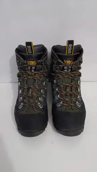 Botas de montaña Bestard azules y negras