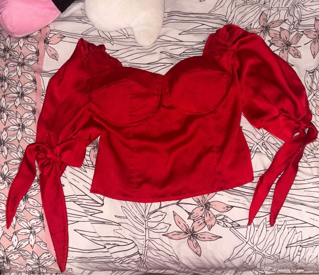 Top rojo satinado con lazada