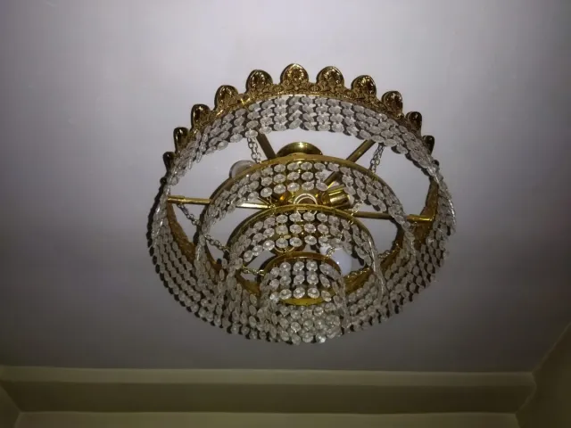 Lámpara de techo con cristales dorados