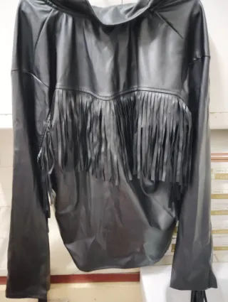 Chaqueta Pieces negra con flecos