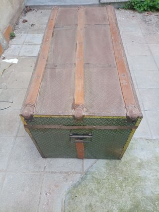 Baúl antiguo de madera y metal.