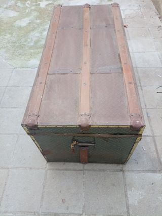 Baúl antiguo de madera y metal.