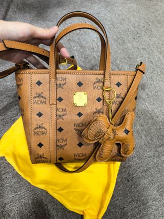 Bolso Tote MCM Marrón con Llavero Perro