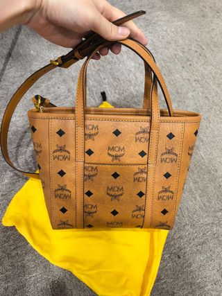 Bolso Tote MCM Marrón con Llavero Perro