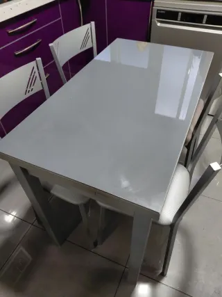 Mesa y 4 sillas de cocina