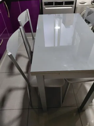 Mesa y 4 sillas de cocina