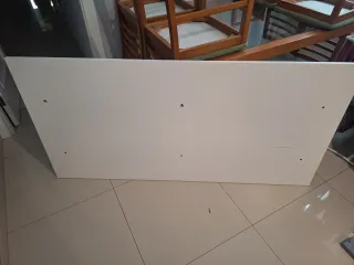 Escritorio Thyge IKEA blanco y patas metálicas