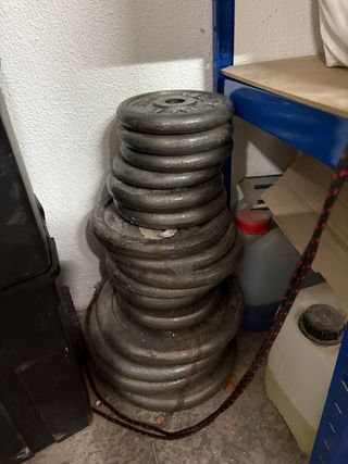 Pesas de gimnasio y barras + banco