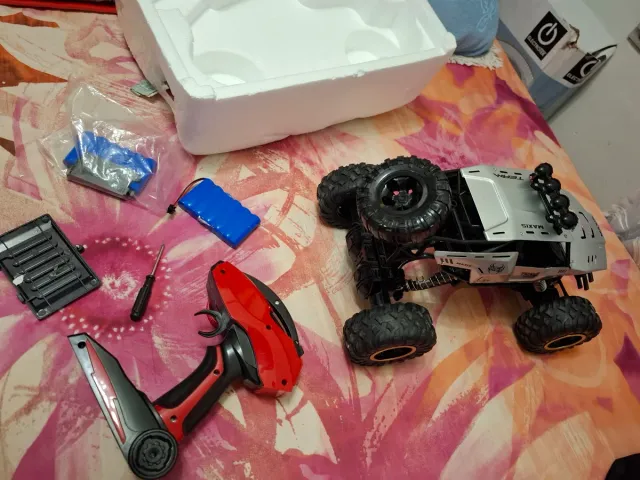 Coche RC todoterreno y negociable