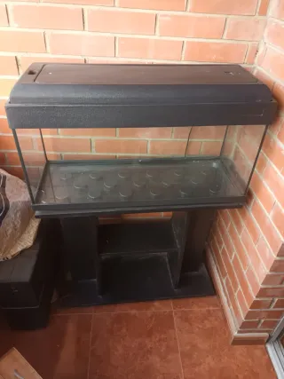 Acuario con mueble negro