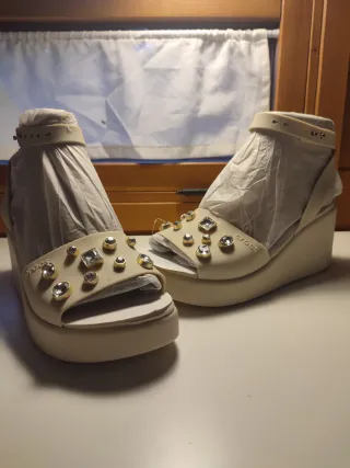 Sandalias Crocs Beige Mujer Nuevas con etiqueta 