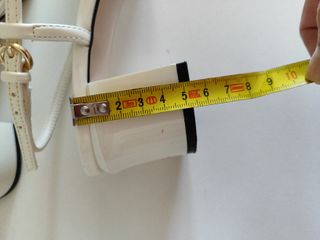 Zapatos MNG blancos con cadena dorada.