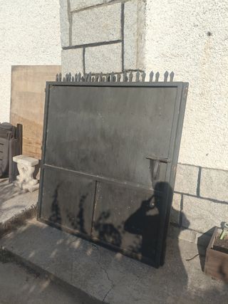 Puerta de garaje o valla hierro