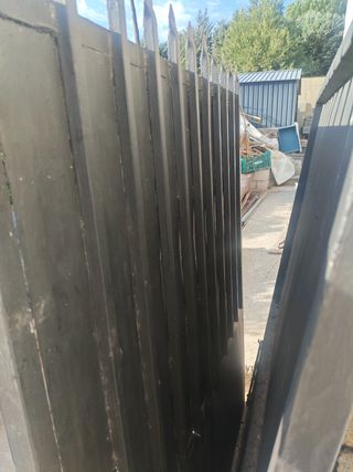 Puerta de garaje o valla hierro
