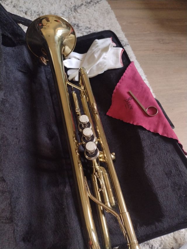 Trompeta Slade dorada USA.