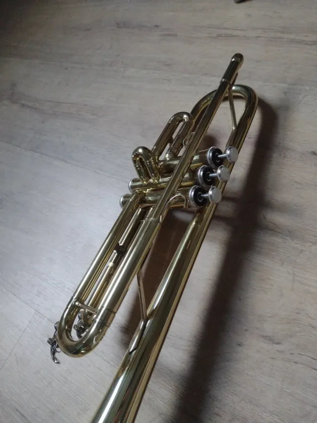 Trompeta Slade dorada USA.