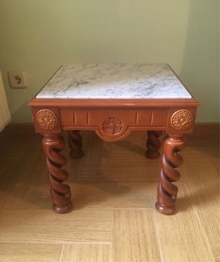 Mesa auxiliar de madera y mármol