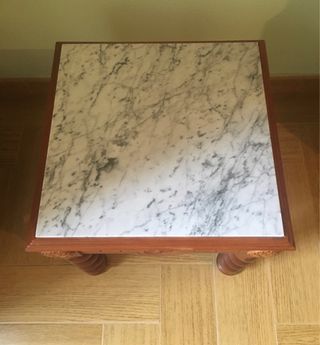 Mesa auxiliar de madera y mármol