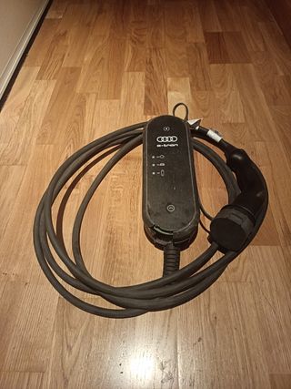 Cargador Audi e-tron escucho ofertas. 