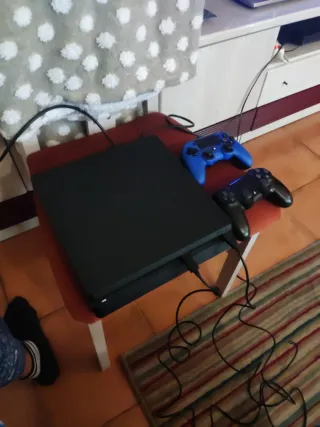 PS4 (PlayStation 4) Negra + Mando Azul