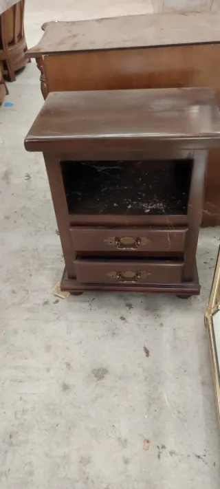 Mesa auxiliar o mesita de noche de madera