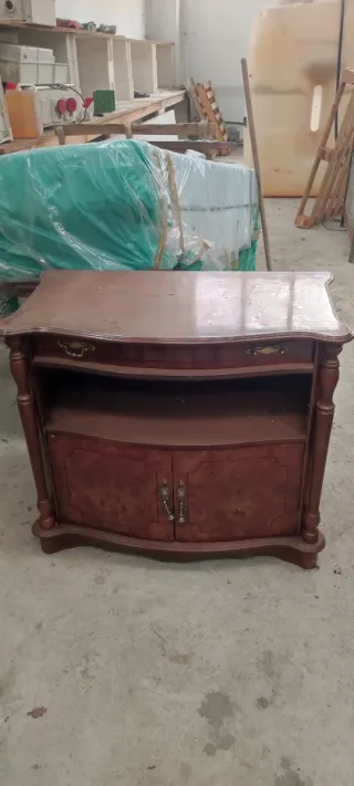 Mesa auxiliar o mesita de noche de madera