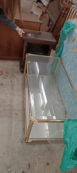 Mesa auxiliar o mesita de noche de madera