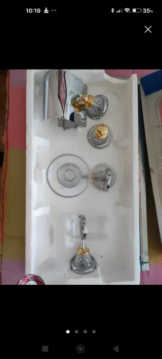 Accesorios de baño dorados y plateados