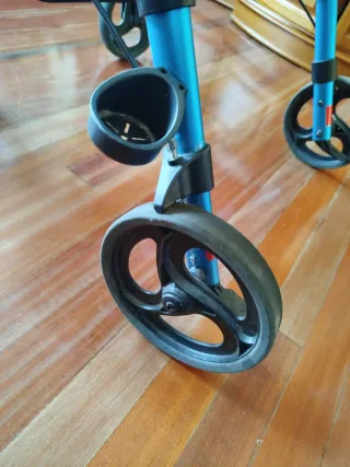 Andador Vermeiren azul eléctrico