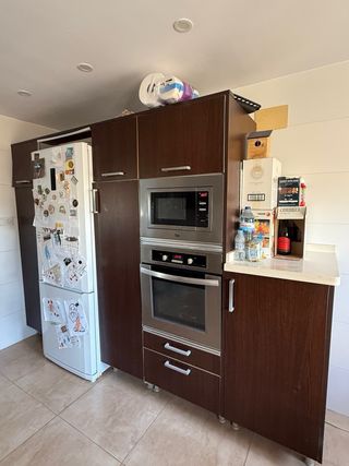 Cocina completa madera y metal
excepto frigorífico