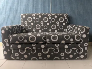 Sofá de 2 plazas con estampado de círculos