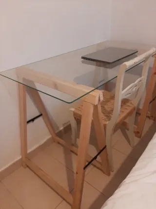 Mesa de cristal con caballetes de madera