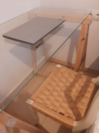 Mesa de cristal con caballetes de madera