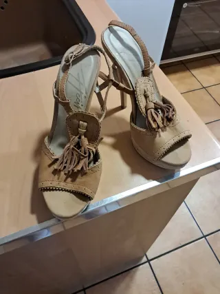 Sandalias de cuña beige y marrón