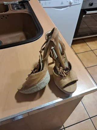 Sandalias de cuña beige y marrón