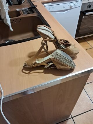 Sandalias de cuña beige y marrón