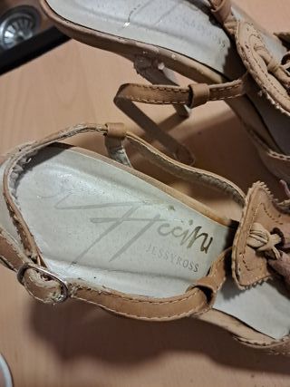 Sandalias de cuña beige y marrón